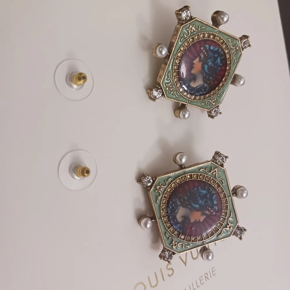 Kenneth JAY LANE Vintage-Inspired Gold and Green Earrings - Picture 7 of 9